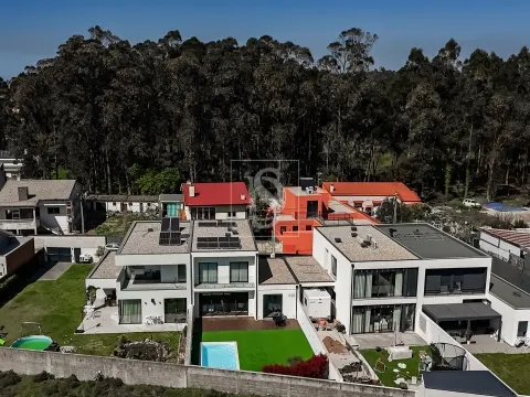 Moradia T4, Moderna, com Piscina, a 500m da Praia em Lavra