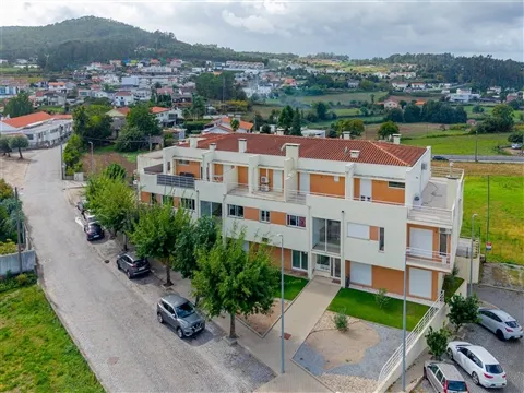 T2 com terraço e lugar de estacionamento – Várzea, Barcelos
