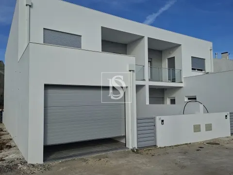 Moradia T4 Nova com Vista Mar na Atalaia | Design Contemporâneo | A 2 Minutos da Lourinhã