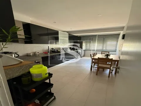 Apartamento T2 Remodelado com Varanda, Marquise e Arrecadação