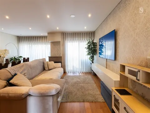 Moradia T4 com 2 Suítes em Grijó | Condomínio com Piscina e Garagem