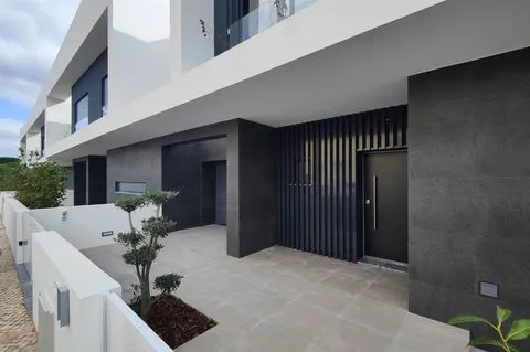 Moradia T4 a estrear no Fanqueiro - Loures