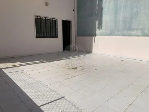 Loja com 2 Pisos e Terraço