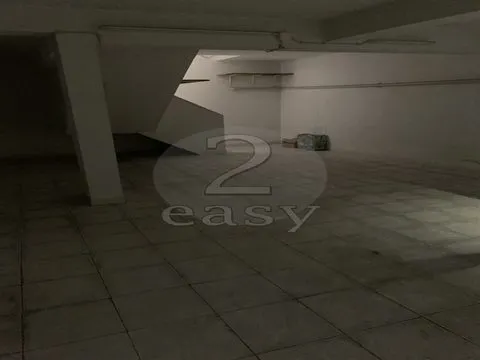 Loja com 2 Pisos e Terraço