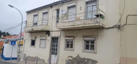 PRÉDIO EM QUEIJAS - 4 APARTAMENTOS