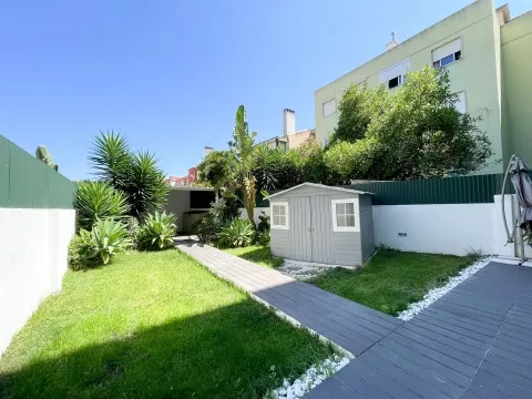 Refurbished 2 bedroom apartment with garden of 93m² 10 minutes walk from the train