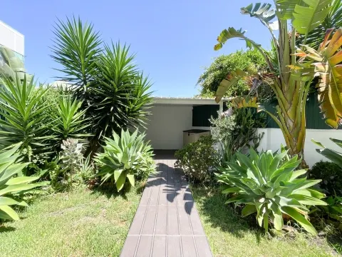 Refurbished 2 bedroom apartment with garden of 93m² 10 minutes walk from the train