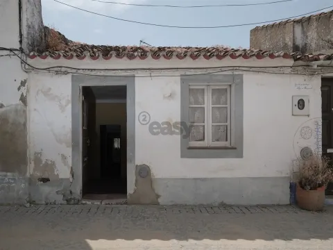 Moradia Térrea T2 com Quintal para Remodelar – Montemor-o-Novo