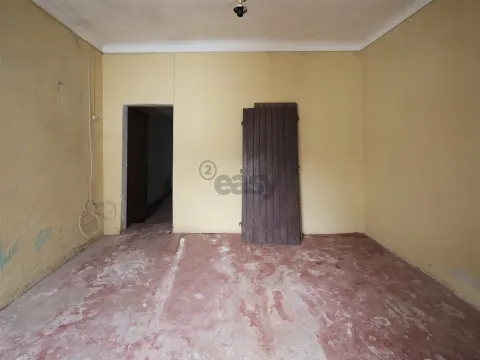 Moradia Térrea T2 com Quintal para Remodelar – Montemor-o-Novo
