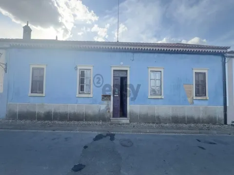 Moradia para remodelar com 8 divisões, 2 anexos e quintal, Castro Verde