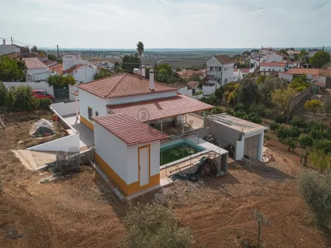Moradia T2 com Terreno, armazém e parqueamento