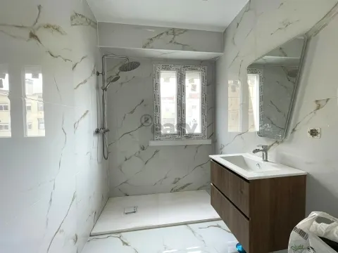 Apartamento t2 com terraço  junto ao metro da Amadora Este