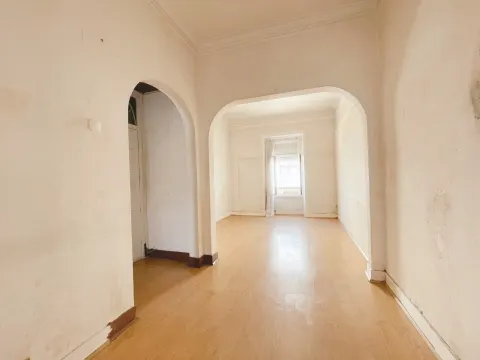 Apartamento T2 com quintal de 40m² a 400m do Metro Amadora