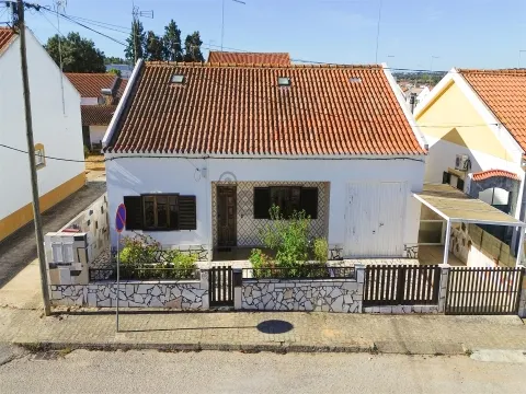 2 + 3 bedroom villa, single storey and detached with use of attic and backyard in Alvalade