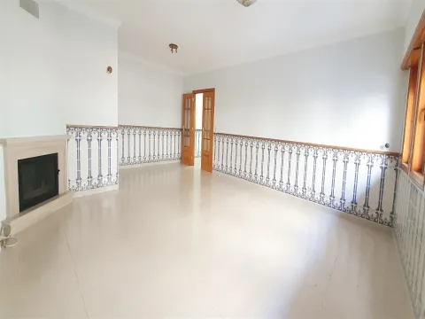 Apartamento T3 na Cavaleira - 1 lugar de parqueamento