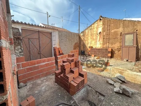 Moradia T2 para restaurar com amplo terreno em Marmelar - Vidigueira