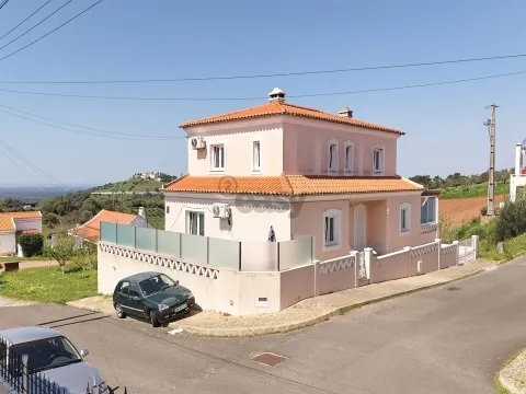 Moradia T4 de 3 pisos com garagem para 3 carros, piscina, painéis solares e tecnologia inteligente