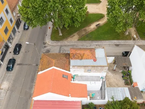 Villa de 3 dormitorios, 2 plantas para remodelar en una de las zonas más bonitas de Almeirim
