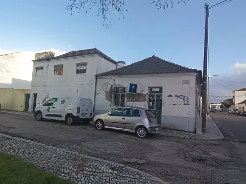 Moradia T3, 2 pisos para remodelar numa das zonas mais bonitas de Almeirim