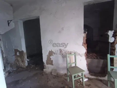 Moradia T3, 2 pisos para remodelar numa das zonas mais bonitas de Almeirim