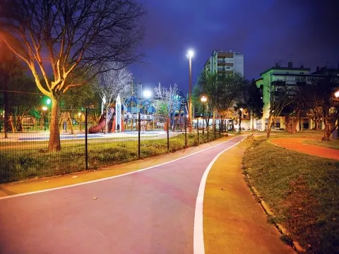 Loja 45 m² com montra | Junto ao metro | Estacionamento fácil