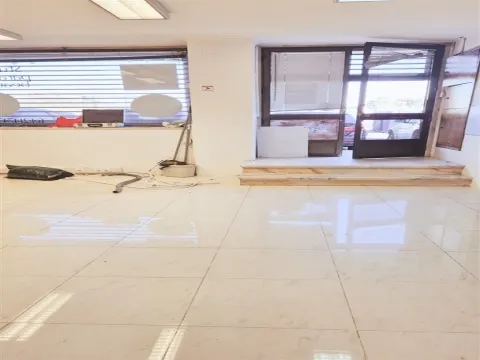 Loja 45 m² com montra | Junto ao metro | Estacionamento fácil