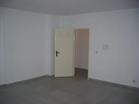 Apartamento T3 em Queijas com 2 Parqueamentos e Arrecadação