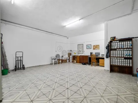 Warehouse/Closed Parking – 155 m² – Tapada das Mercês