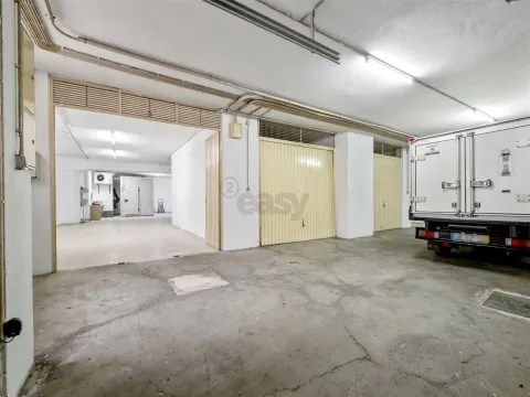 Warehouse/Closed Parking – 155 m² – Tapada das Mercês