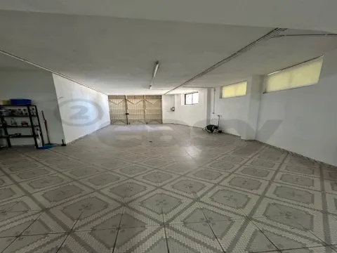 Armazém/Estacionamento Fechado – 155 m² – Tapada das Mercês