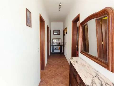 Moradia T2 com quintal e aproveitamento de sótão em Alvalade Sado