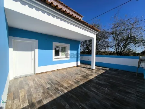 Moradia T2 com Garagem Dupla e Espaço Exterior em Ermidas-Sado