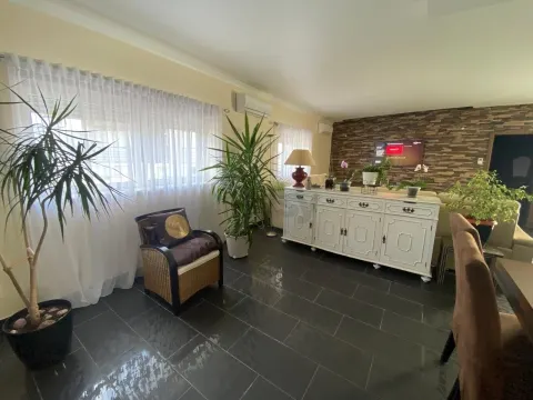 Moradia com 4 quartos, e em edifício separado escritório e garagem