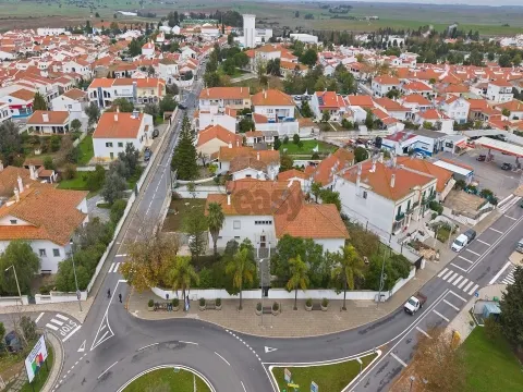 Moradia Senhorial com 16 divisões com Arrumos e Jardim, centro 