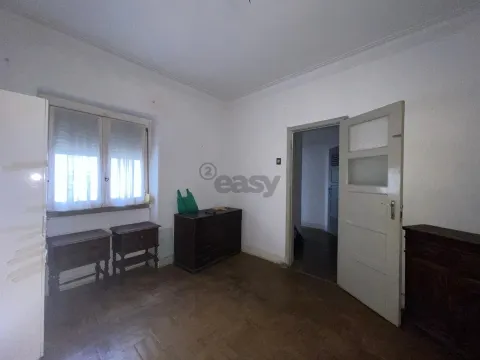 Urgente: T2 na Damaia para remodelação total