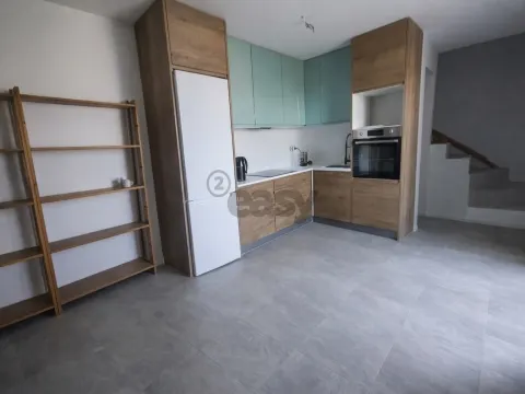 Moradia em remodelação T2+1 em Azueira
