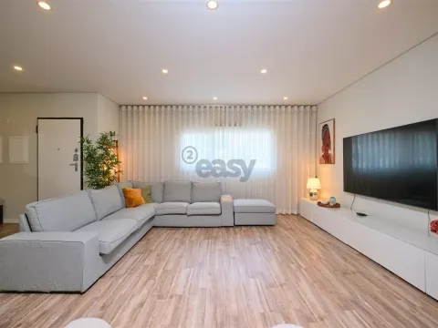 Moradia T4 em Condomínio Privado com Piscina e Garagem em Setúbal