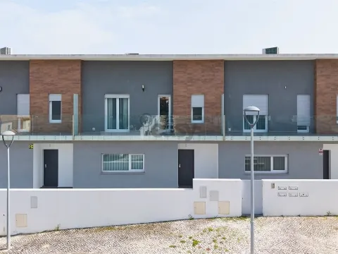 Moradia T4 em Condomínio Privado com Piscina e Garagem em Setúbal
