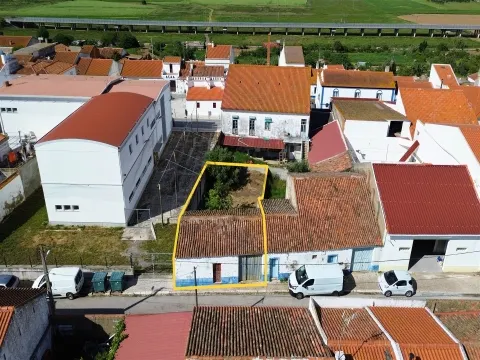 Moradia com 3 Divisões e Quintal para Recuperação Total no Centro de Alvalade