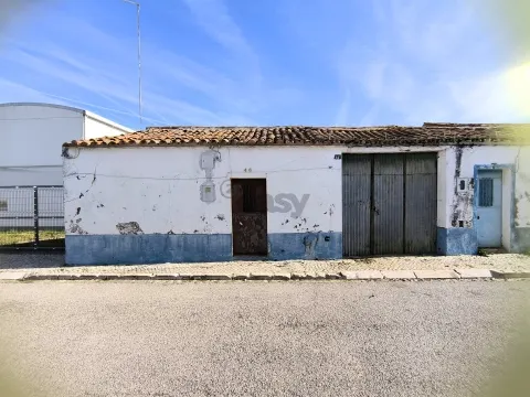 Moradia com 3 Divisões e Quintal para Recuperação Total no Centro de Alvalade