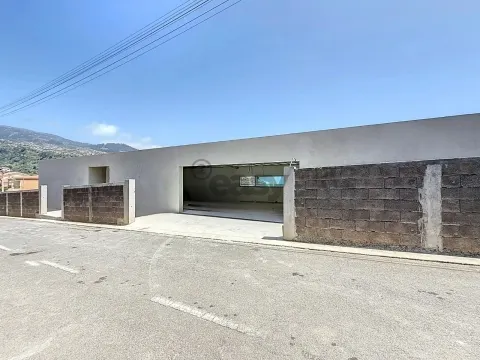 Moradia Minimalista de Luxo com Vista Panorâmica – Calheta