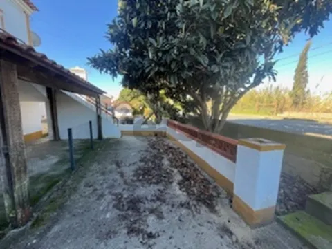 Andar de Moradia T2 com lugar de garagem e quintal em partes comuns de Prédio com 4/ frações, Maia