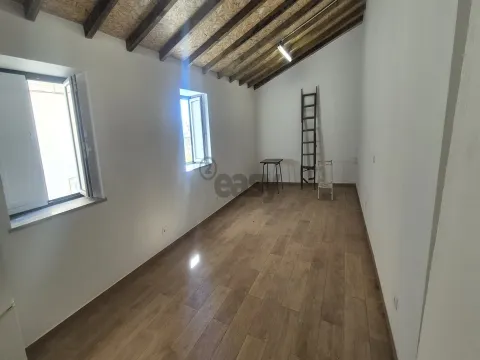 Armazém/comércio com 60m2 em Arroios com hipótese de transformação