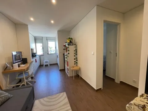 T1 para arrendar a 15 minutos a pé da estação de Metro/Comboio