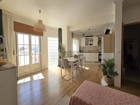 Apartamento T2 em Azueira