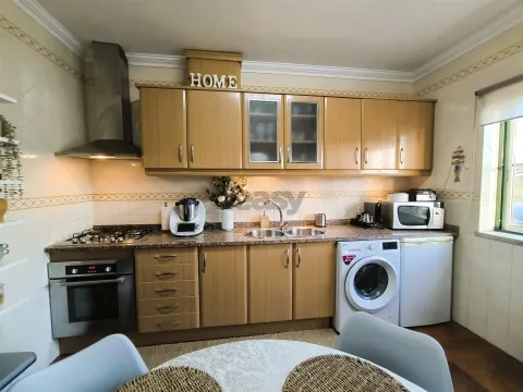 Apartamento T3 com Arrecadação e Terraço Comum em Ermidas Sado