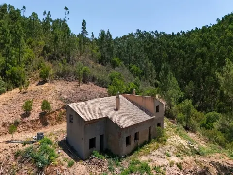 Terreno com construção a 10 min do Autódromo Internacional do Algarve