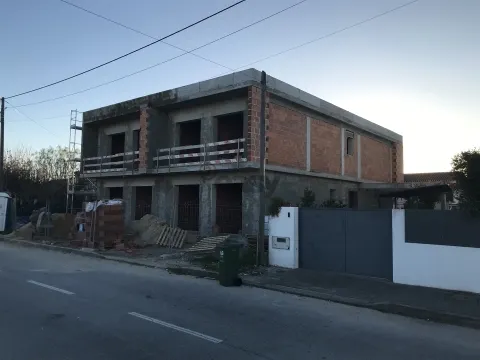 Moradia T4 geminada com piscina em Fernão Ferro