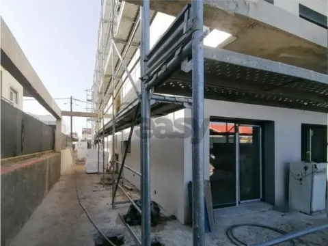 Moradia T4 geminada com piscina em Fernão Ferro