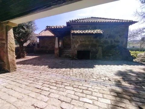 Casa de Pedra com Terreno em Covas